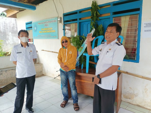 Warga Moncongkomba Segel Kantor Desa
