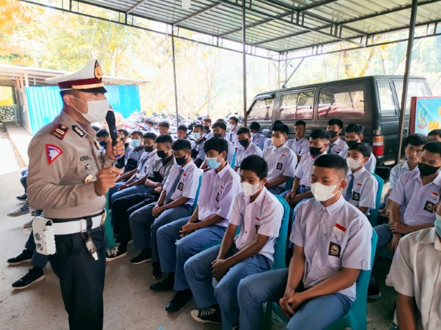 Polri Goes To School SMKN 4