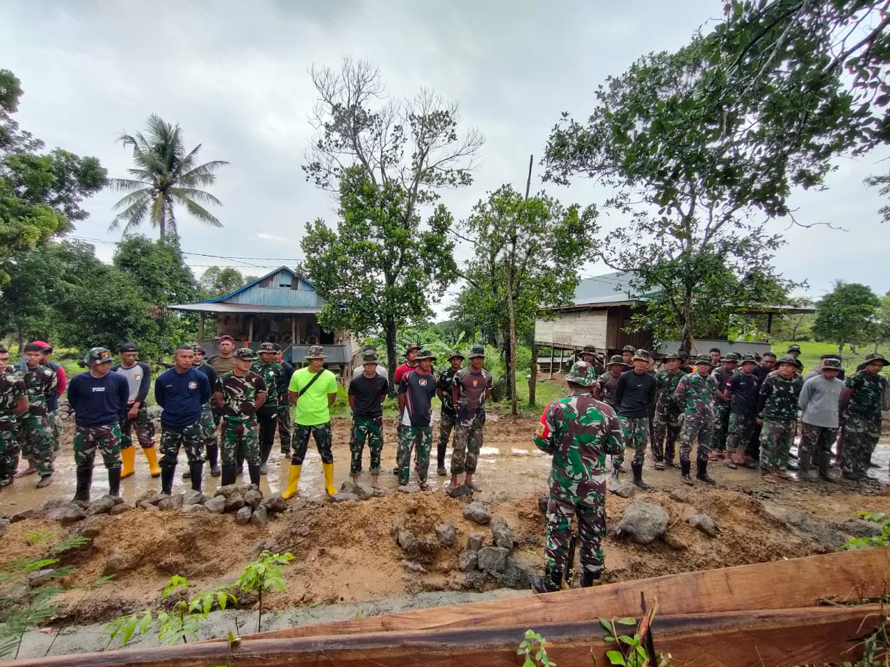 Amran Letakan Batu Pertama Replika Monas