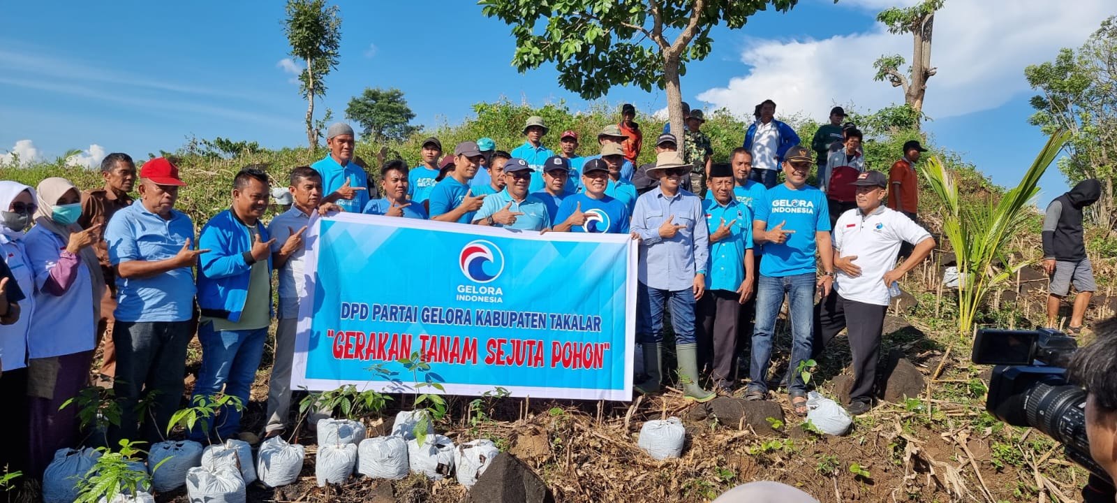 Partai Gelora Takalar Tanam 2000 Pohon di Desa Towata