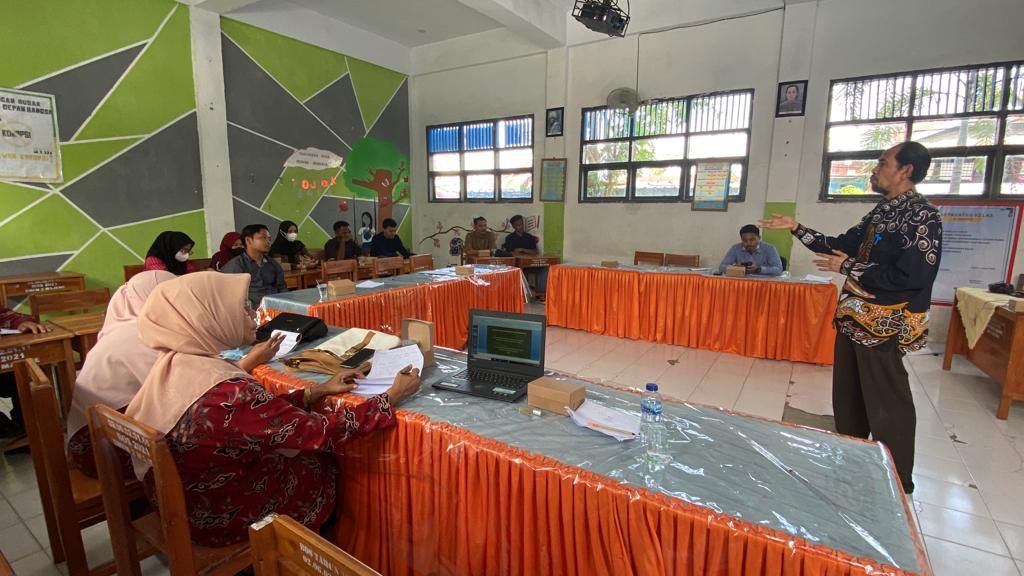 Tim PKM Terpadu PPs UNM Latih Guru Menulis Karya Ilmiah di SMPN 3 Majene