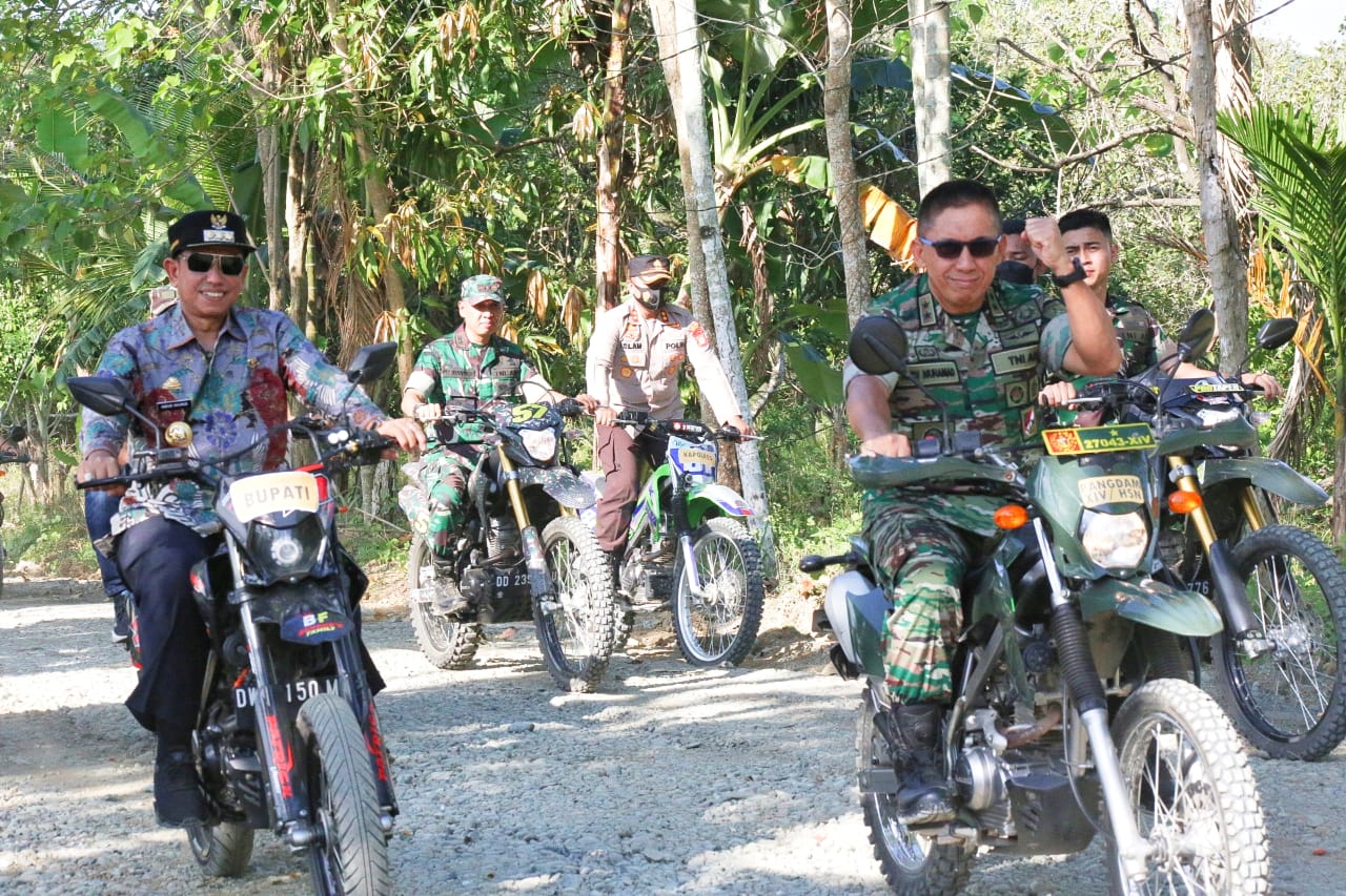 Pakai Motor Trail,  Pangdam Hasanuddin dan Bupati Wajo Tinjau Lokasi TMMD di Abbanuangnge