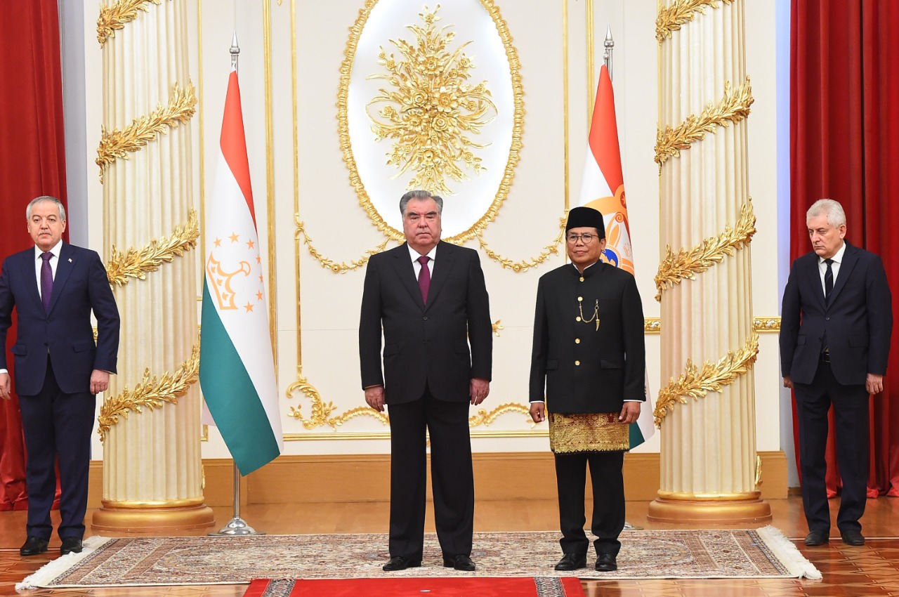 Dubes Fadjroel Rachman Serahkan Surat Kepercayaan Kepada Presiden Republik Tajikistan
