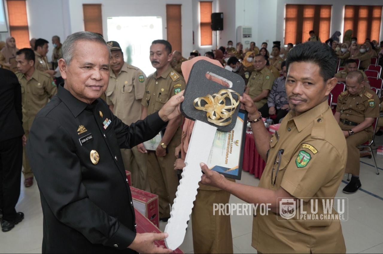 Bupati Beri Penghargaan ASN Berprestasi