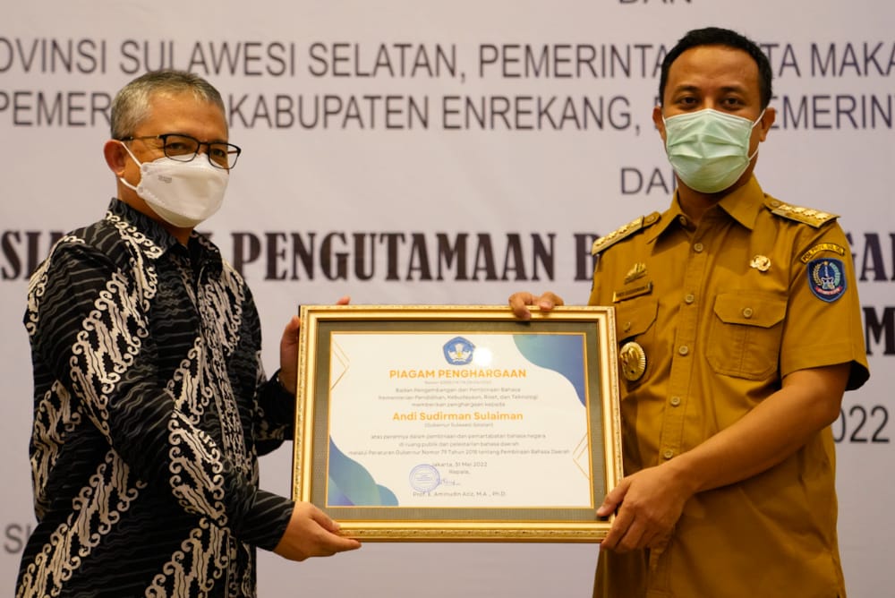 Gubernur Raih Penghargaan dari Kemendikbudristek