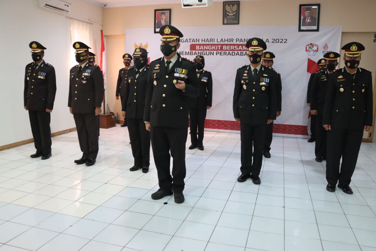 Kapolres Pelabuhan Makassar bersama jajarannya Ikuti Upacara Virtual