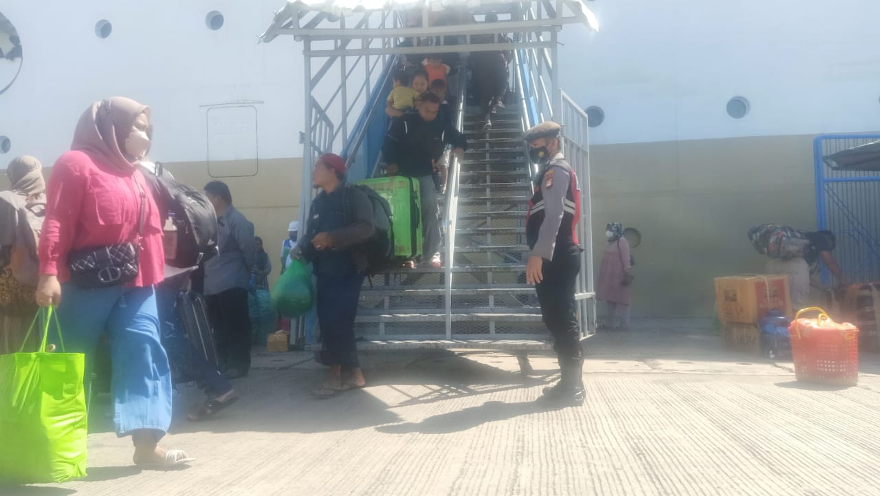 Berikan Rasa Aman Pada Penumpang Kapal, Polsek Soeta Lakukan Pengamanan Kapal