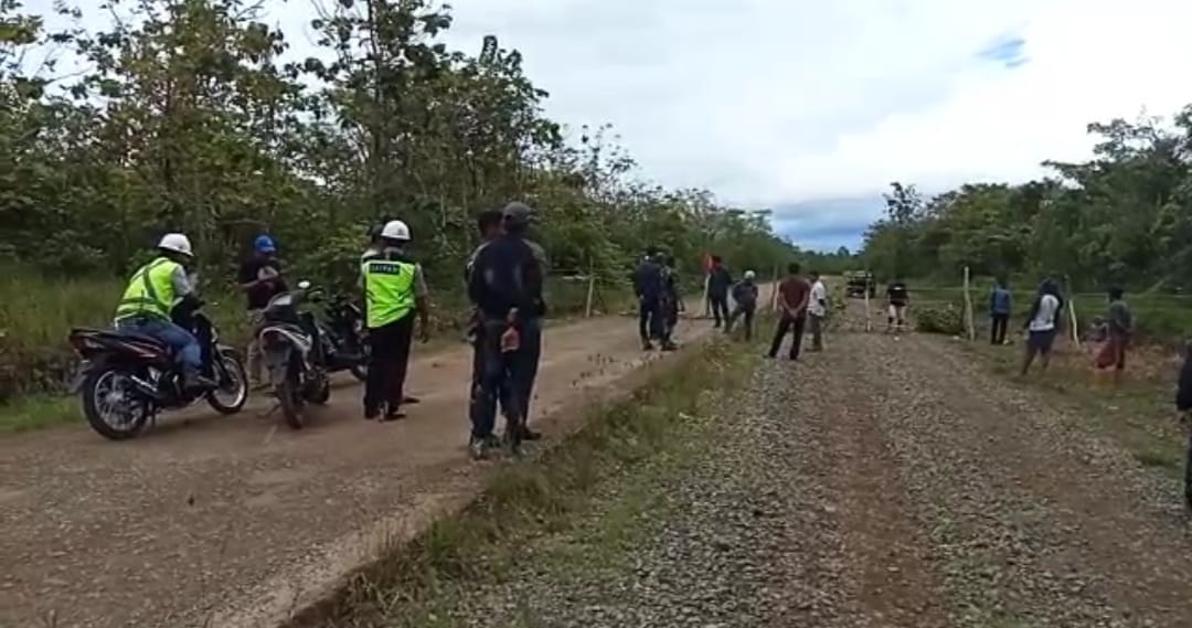 Warga Tutup Jalan Menuju PT BMS