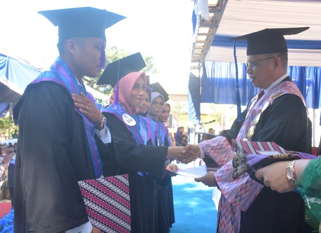 MB dan Anggota DPR Hadiri Wisuda Unimen