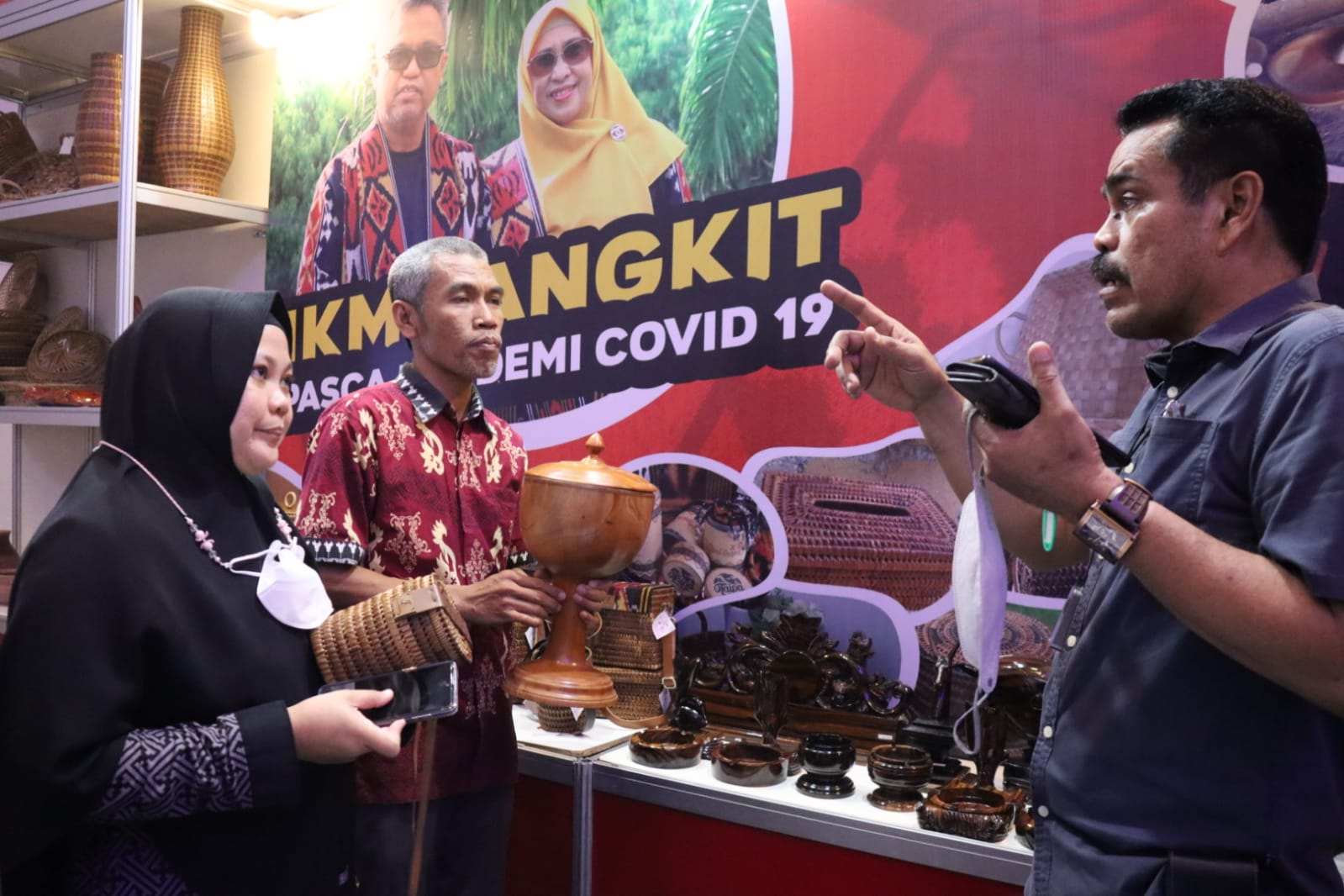 Pengunjung Minati Produk IKM Dekranasda Lutim