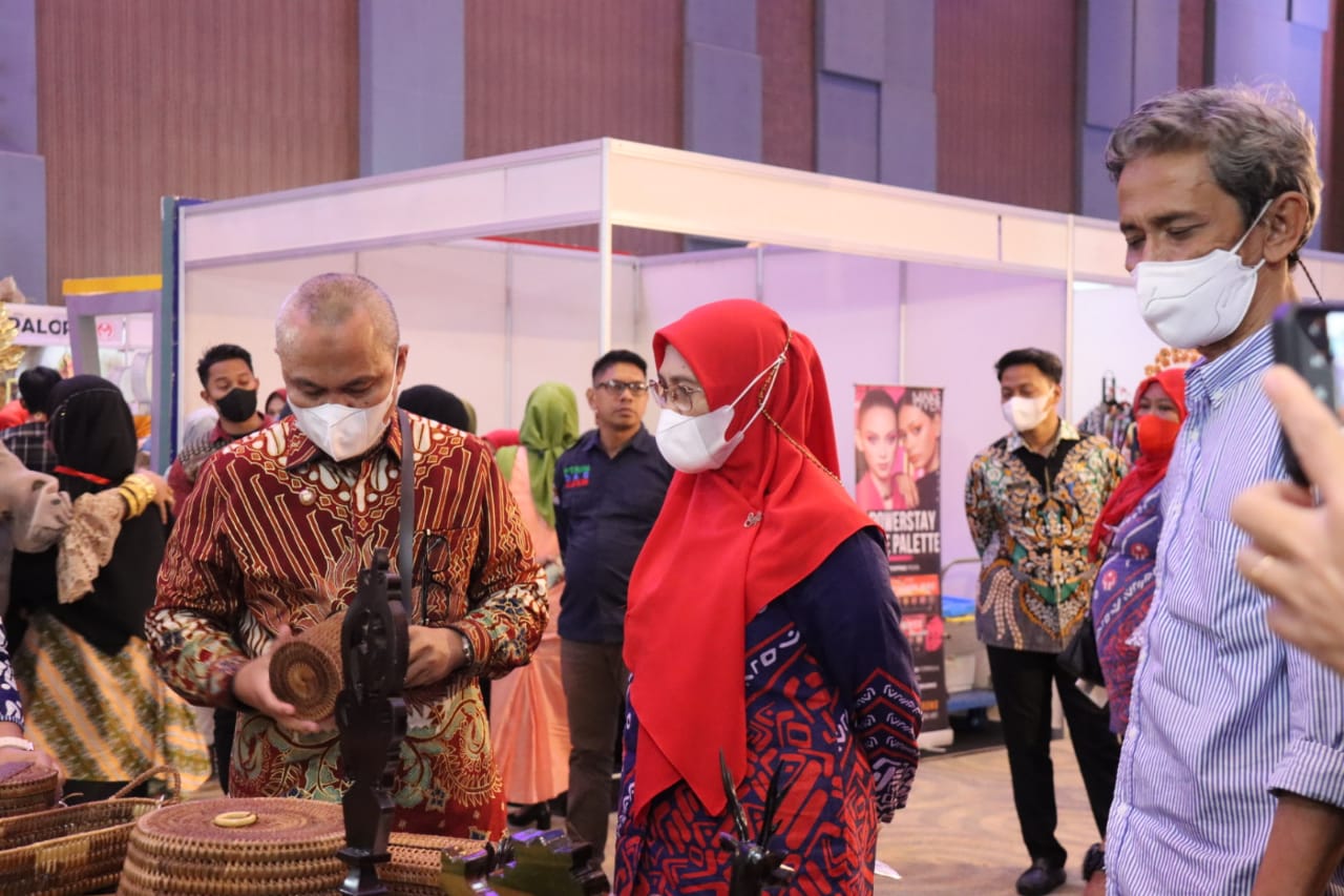 Budiman Sambangi Stand Dekranasda Lutim