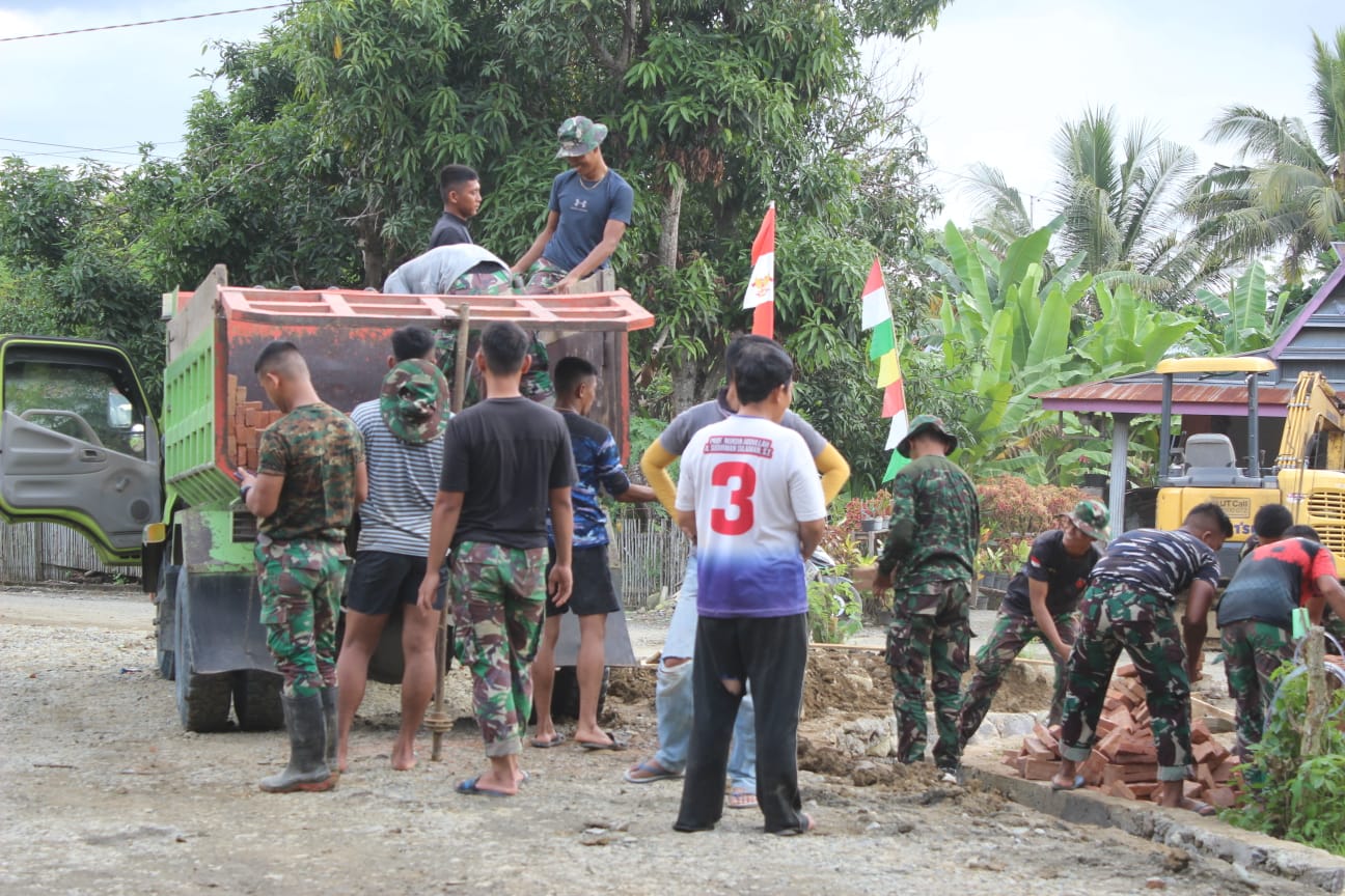 Satgas TMMD Bangun Tugu Prasasti