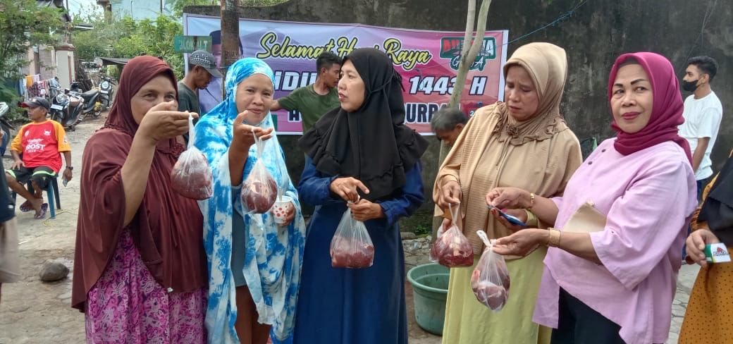 AURANA Berbagi Daging Kurban di Empat Titik