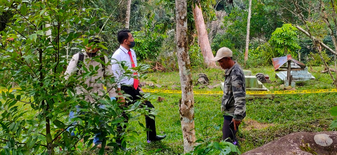 Diduga Bermasalah dengan Istri,  Minum Racun lalu Gantung Diri