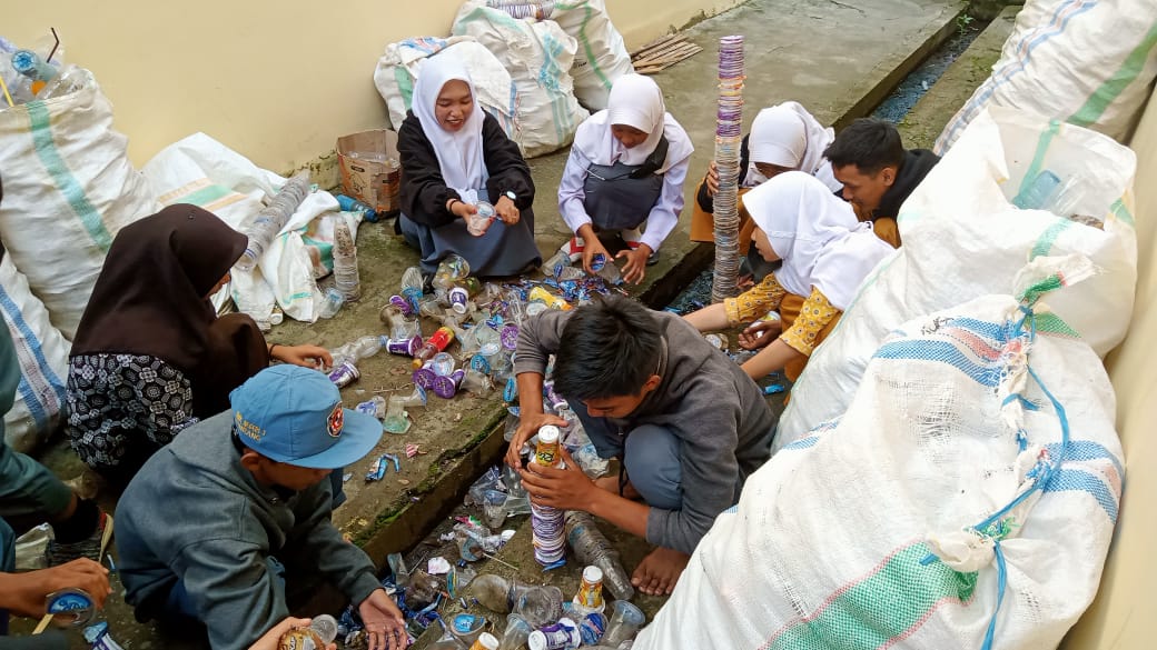 Siswa SMK 3 Pinrang Pilah Sampah Sebelum Pulang Sekolah