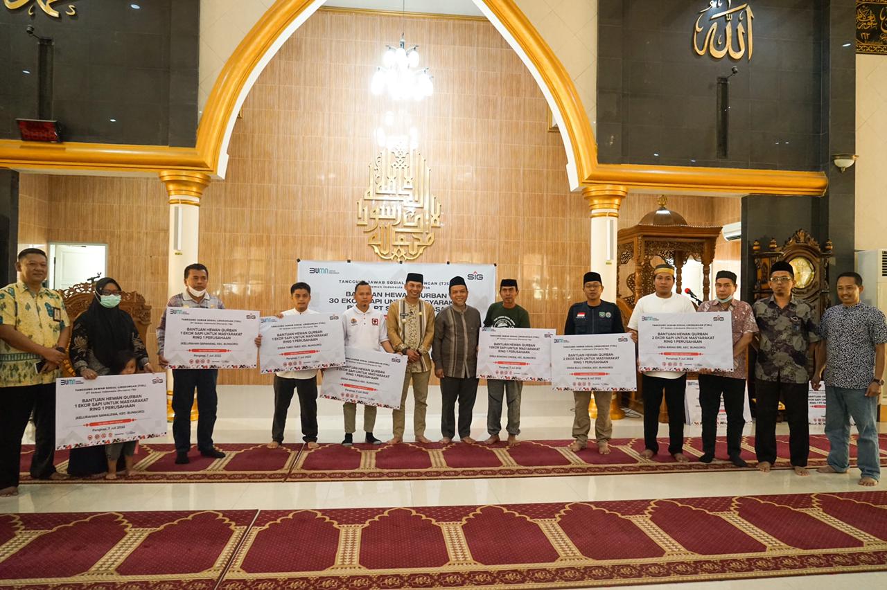 Sambut Iduladha, PT Semen Tonasa Salurkan Bantuan Hewan Kurban