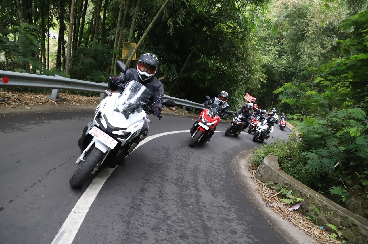 Begini Cara Aman Naik Motor Metik di Tanjakan dan Turunan