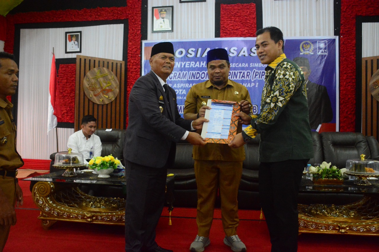 Mitra Fakhruddin MB Kembali Serahkan Puluhan Ribu SK Beasiswa Sekolah di Enrekang