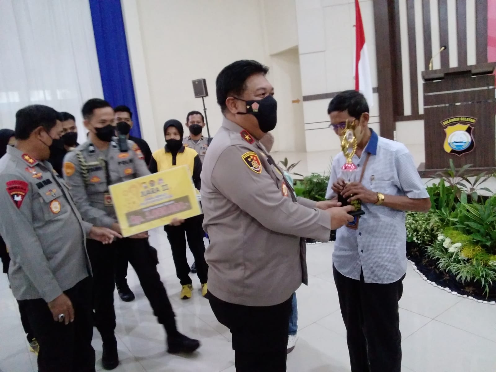 Ikuti Lomba Menulis, Mantan Wartawan BKM Raih Piala Kapolda Sulsel