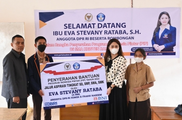 ESR Serahkan Beasiswa PIP Di SMA Kristen Rantepao
