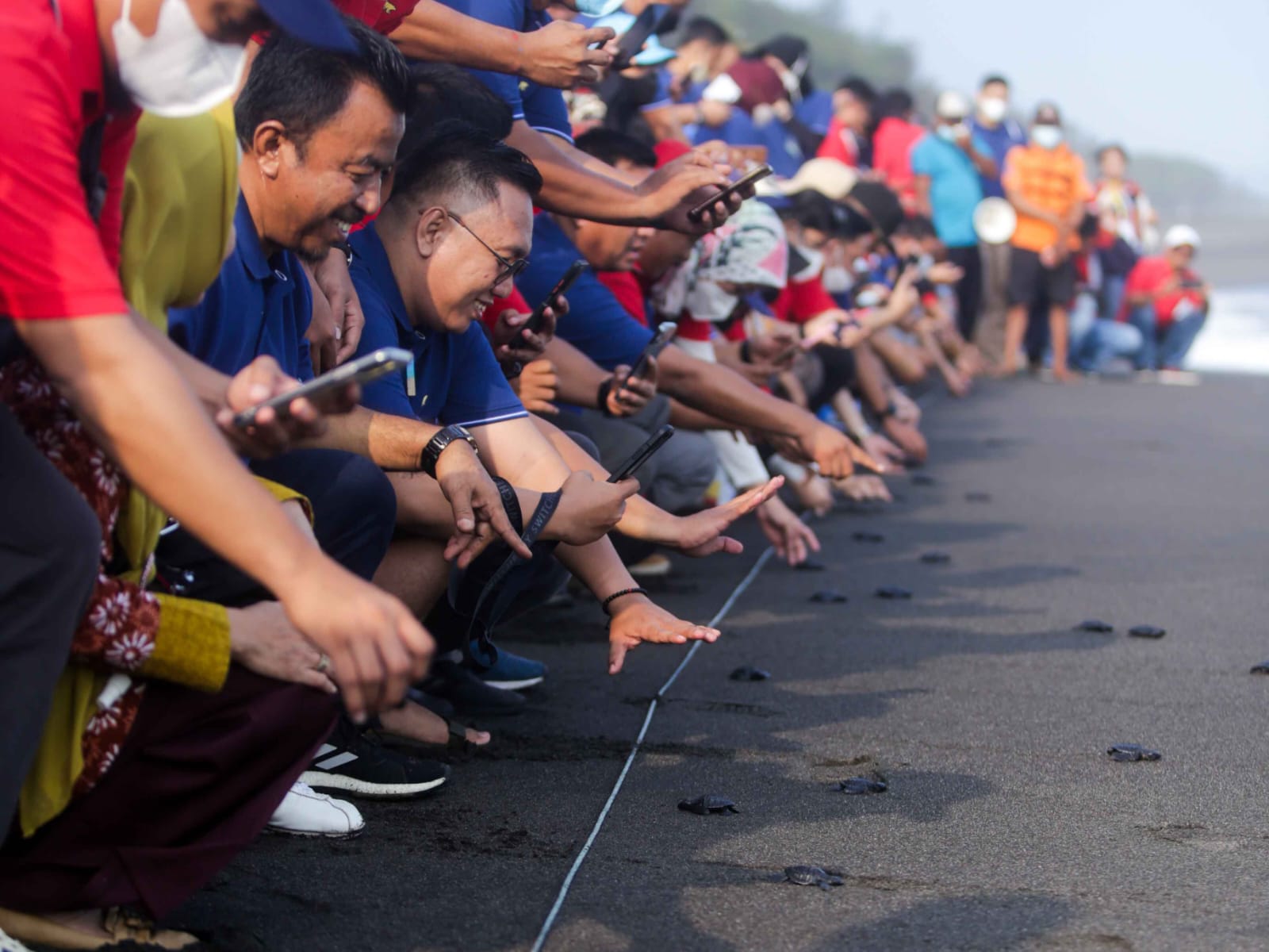 Elnusa Petrofin Peduli Kebersihan dan Kelestarian Lingkungan Pantai