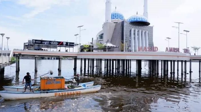 Sampah Berserakan di Laut Sekitar Masjid Terapung