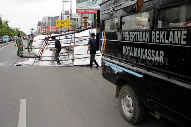 Antisipasi Reklame Ilegal, Pemkot Lakukan Penertiban