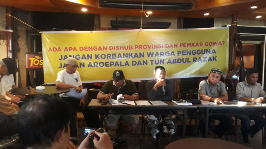 Warga Minasa Upa  Bongkar Penutupan Median Jalan