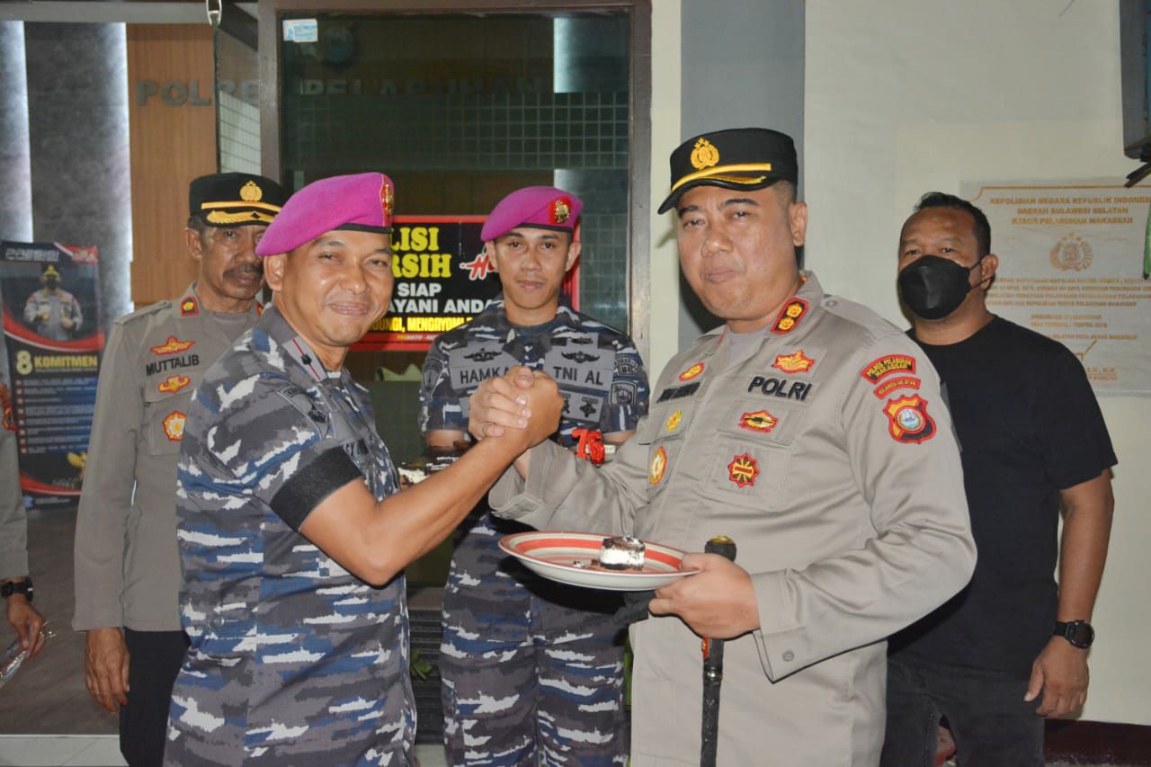 Hari Bhayangkara ke 76, TNI Lantamal VI Berikan Surprise Kapolres Pelabuhan Makassar