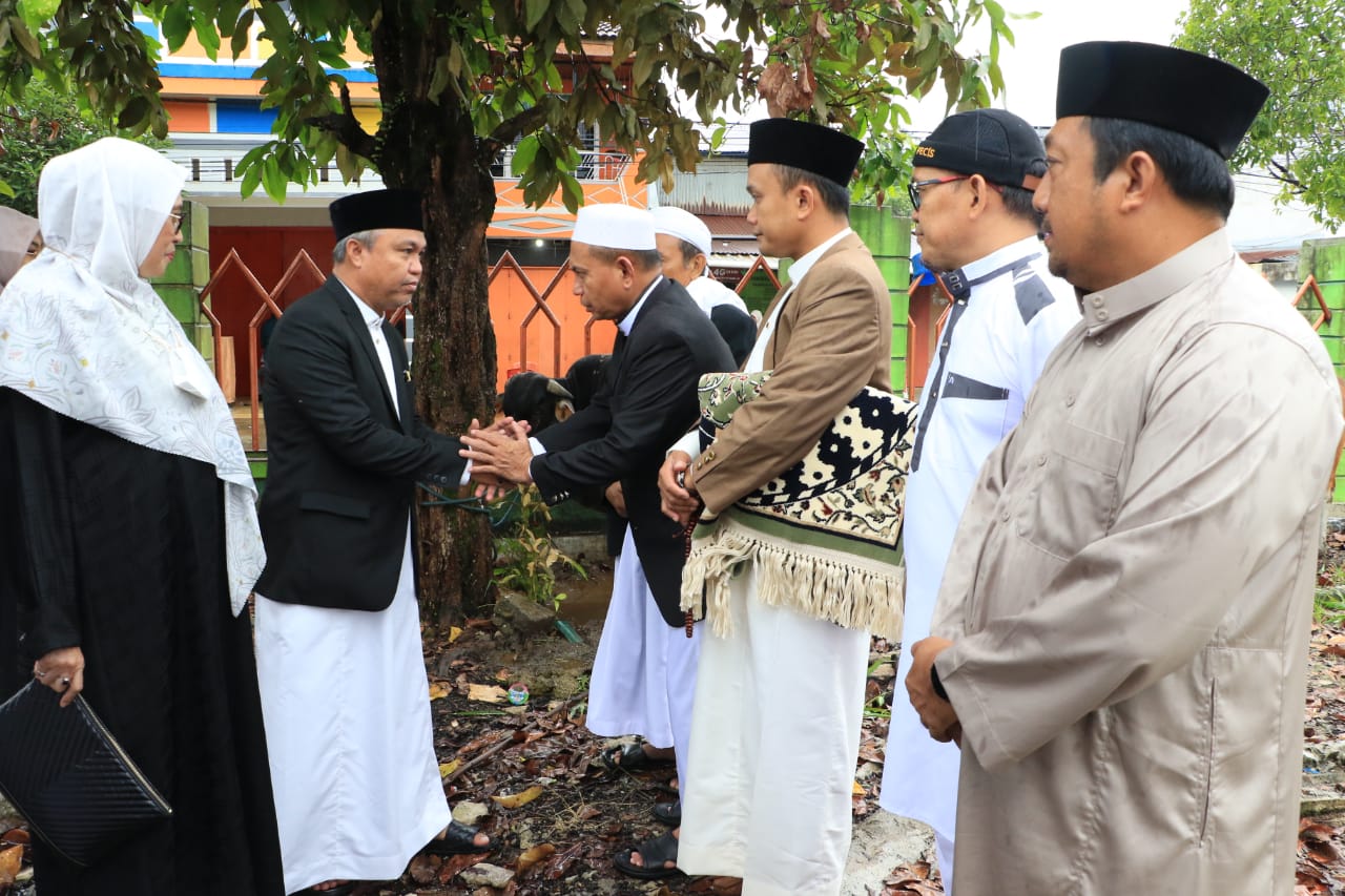 Bupati Luwu Timur Serahkan Hewan Kurban