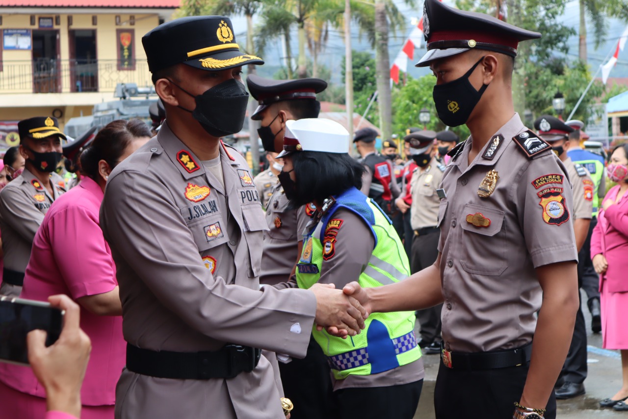 21 Personel Polres Tana Toraja Naik Pangkat