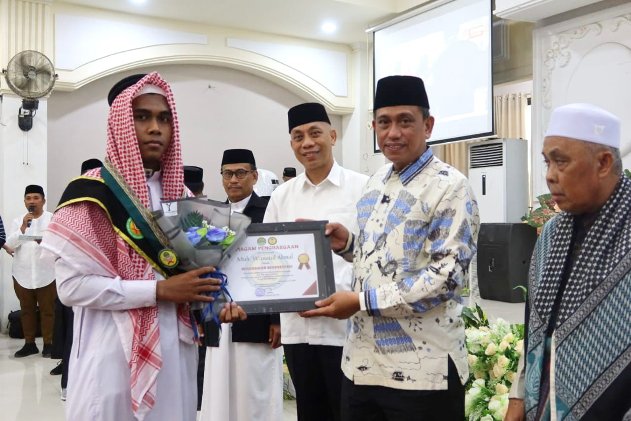 Amran Beri Hadiah Penghafal Tercepat