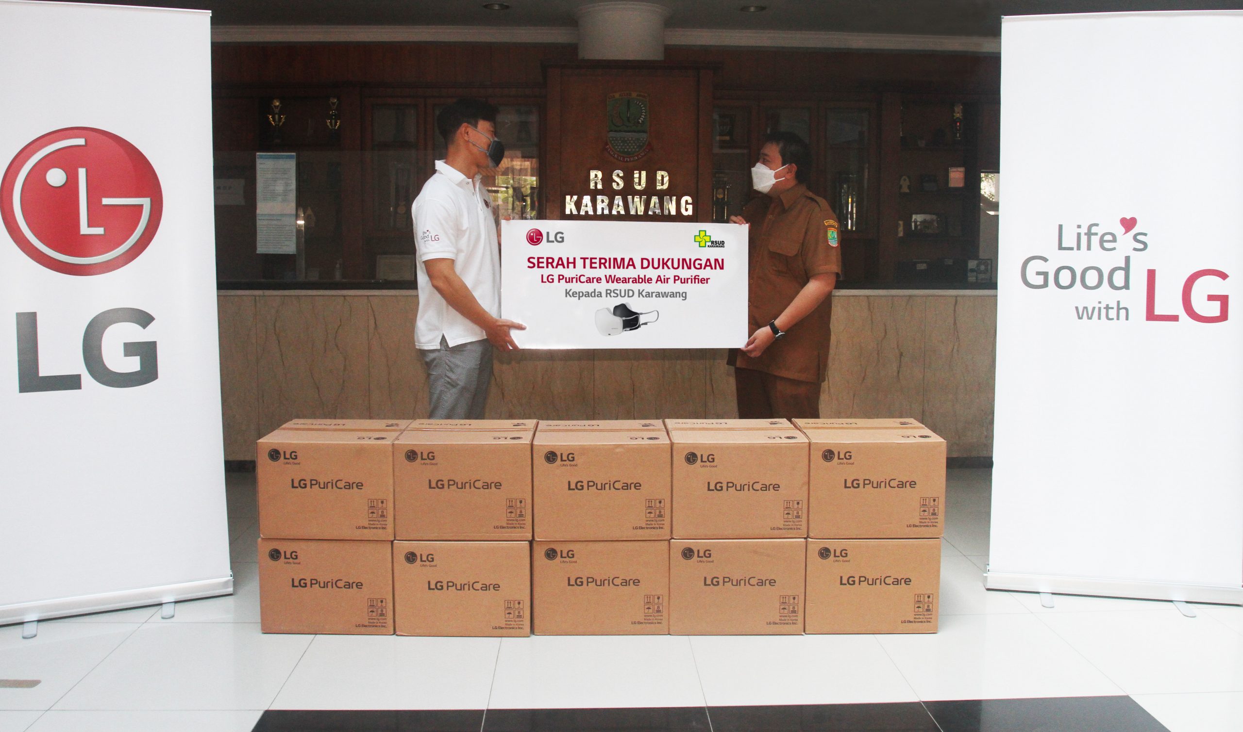 Dukung Tenaga Kesehatan RSUD Karawang, LG Serahkan Wearable Air Purifier