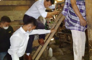 Suami Bertemu Cucu,  Istri Gantung Diri