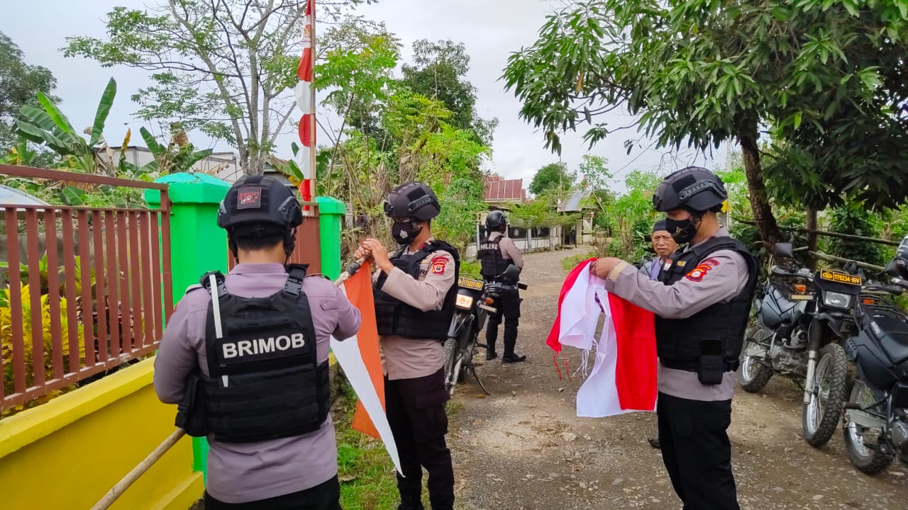 Patroli Brimob Bone Ganti  Bendera Usang dengan yang Baru