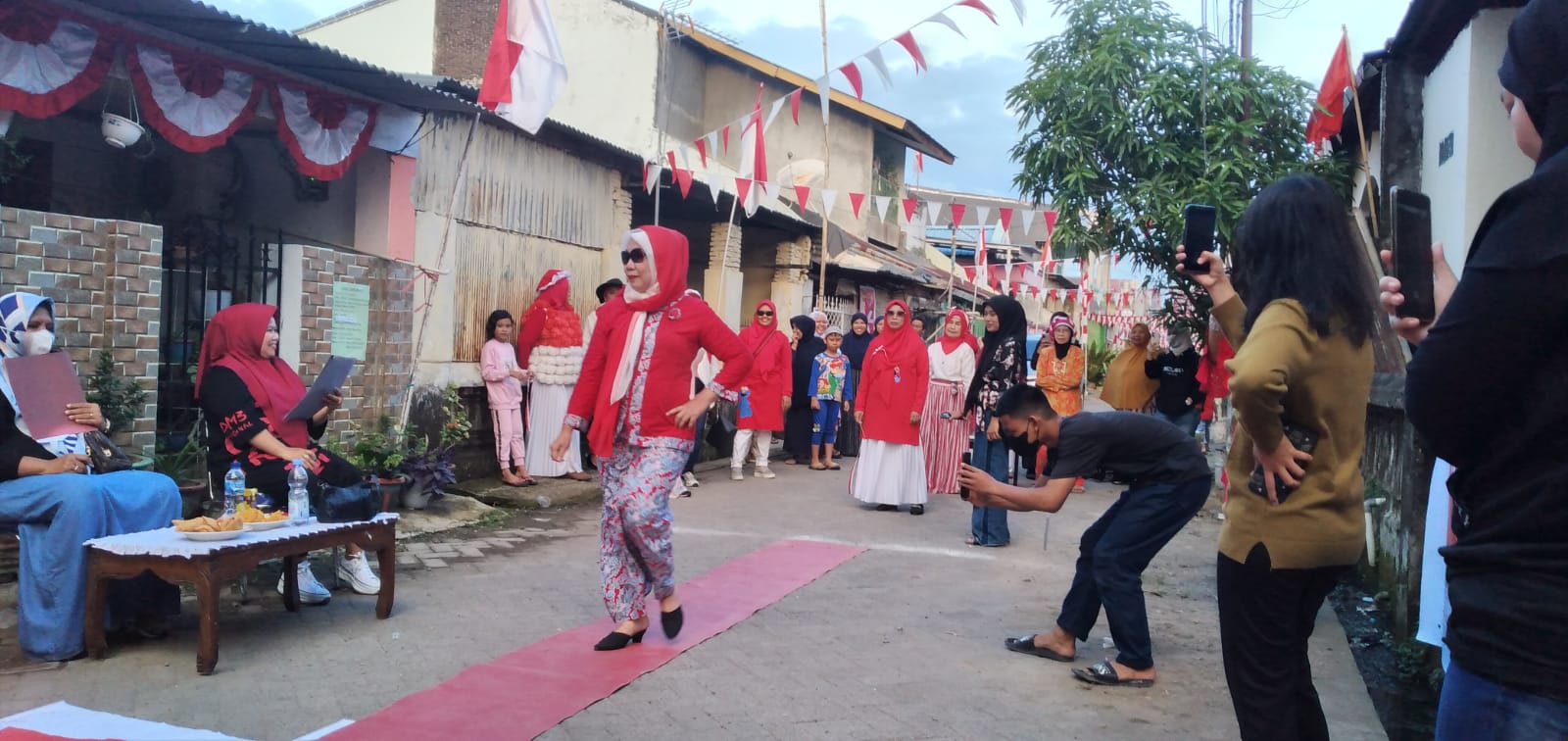 Warga RT 5/ RW 6 Kelurahan Borong Gelar Fashion Show HUT RI ke-77