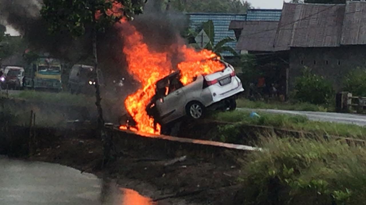 Mobil Terbakar dan Meledak,  Pengemudi Lolos dari Maut