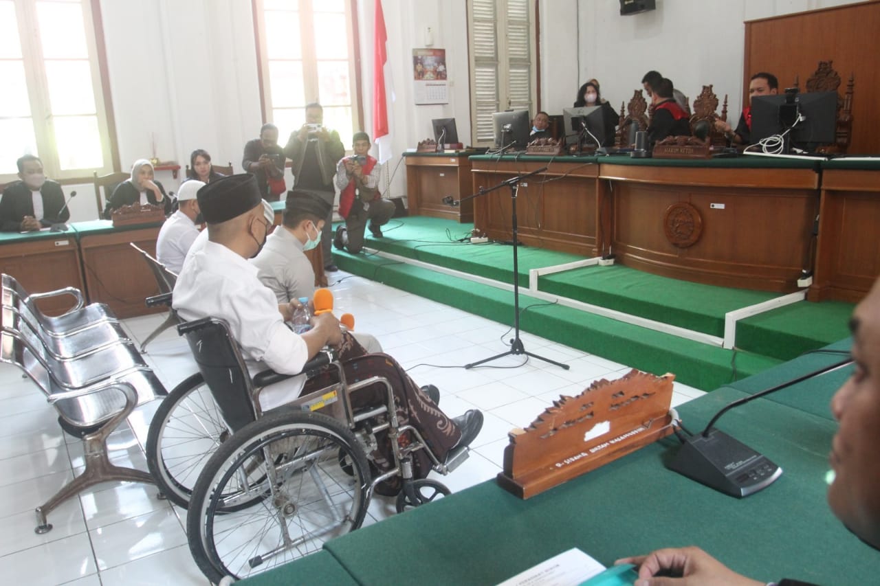 Diadili, Mantan Kasatpol PP  Pakai Kursi Roda dan Sarung