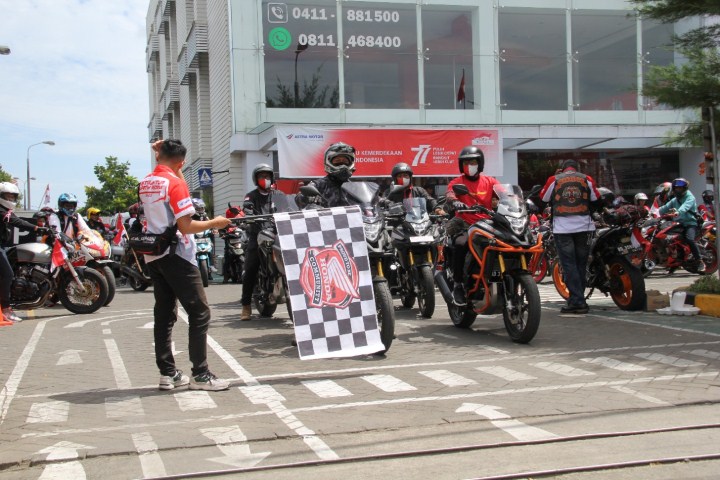 Asmo Sulsel Bersama Komunitas Bentangkan Bendera Merah Putih Raksasa