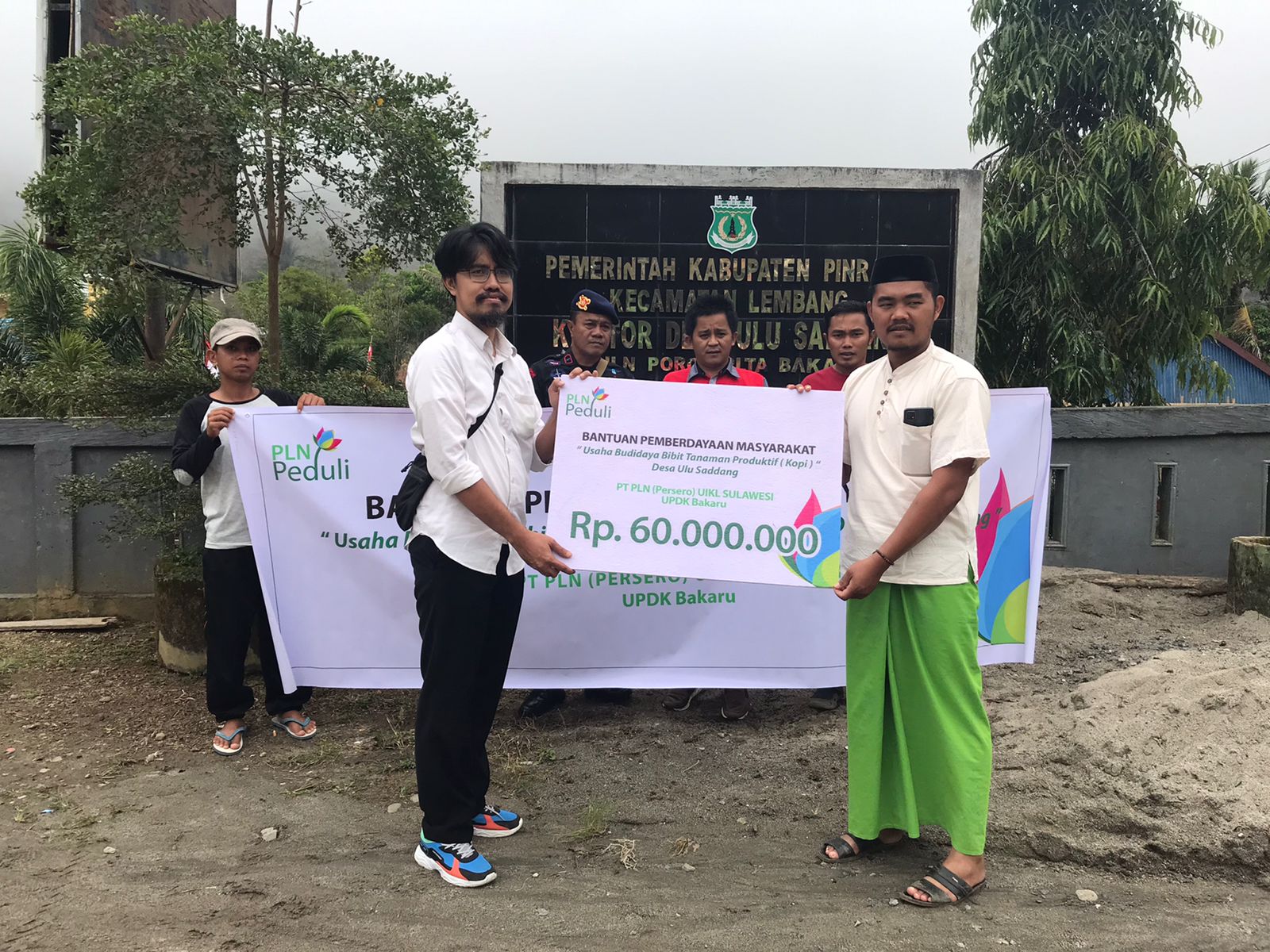 PLN Serahkan Bantuan Pemberdayaan Masyarakat Usaha Budidaya Bibit Tanaman Kopi