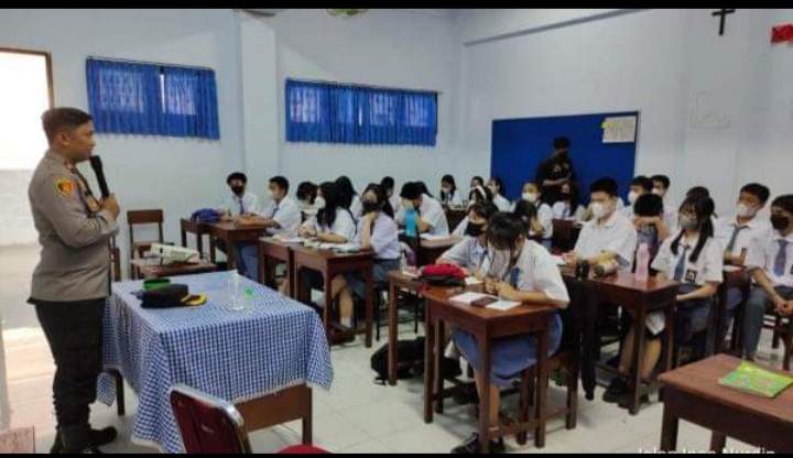Polisi Sosialisasi Hukum di Kalangan Remaja