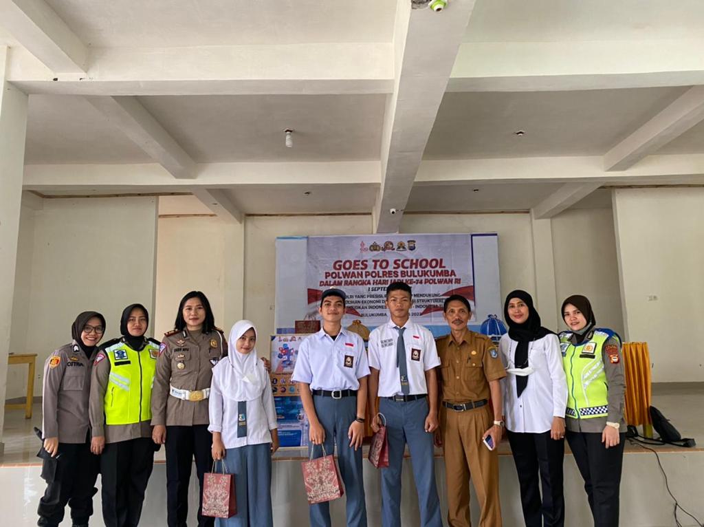Polwan Bulukumba Gelar Goes to School