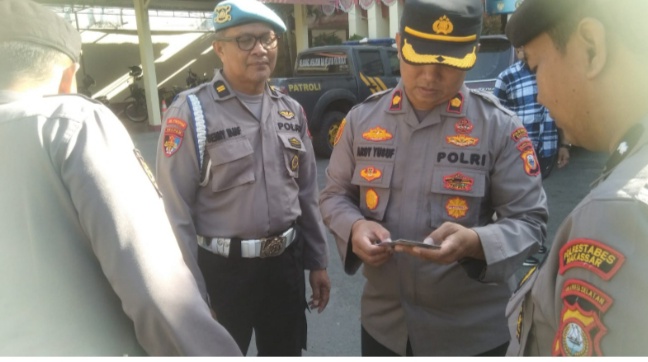 Kapolsek Ujungpandang, Kompol Ardy Yusuf didampingi Kanit Propam, Iptu Benny M Idjaf melakukan pemeriksaan