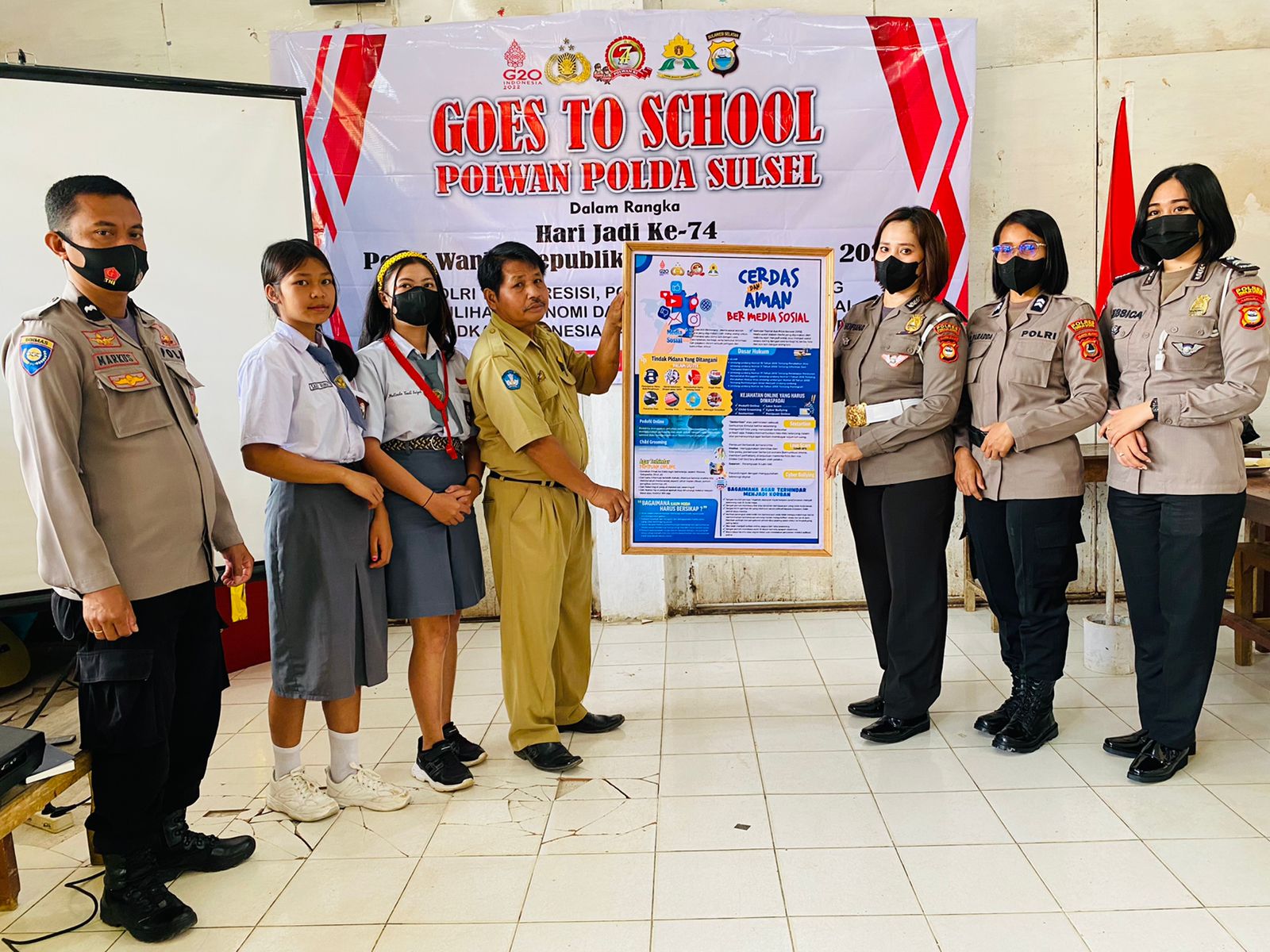 Polwan Cantik Mengajar Siswa Lebih Disiplin