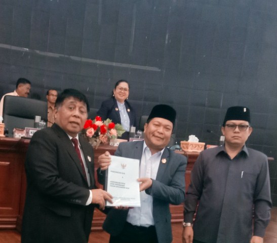 Theo Serahkan KUA-PPAS APBD-P ke DPRD