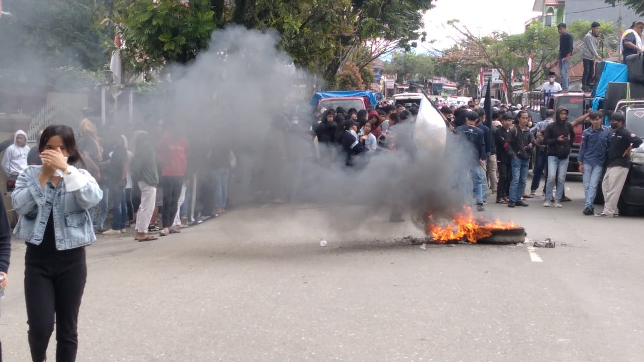 Ricuh Demo Putusan Sengketa Lapangan Gembira