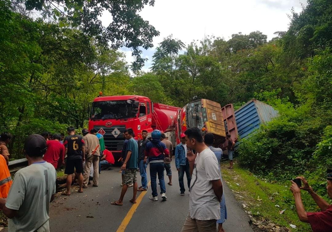 Truk Kontainer Terguling di Tengah Jalan