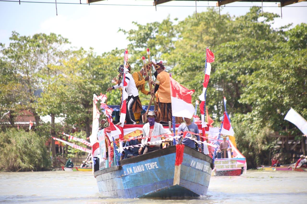 Pantun Menparekraf di Festival Danau Tempe