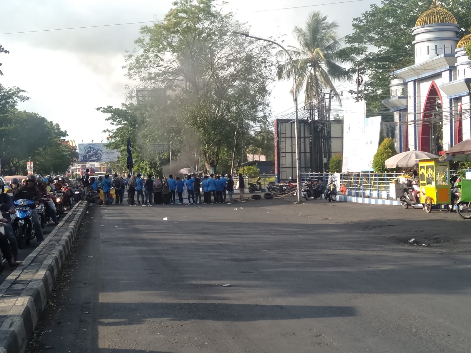 Mahasiswa Lanjutkan  Aksi Blokade Jalan