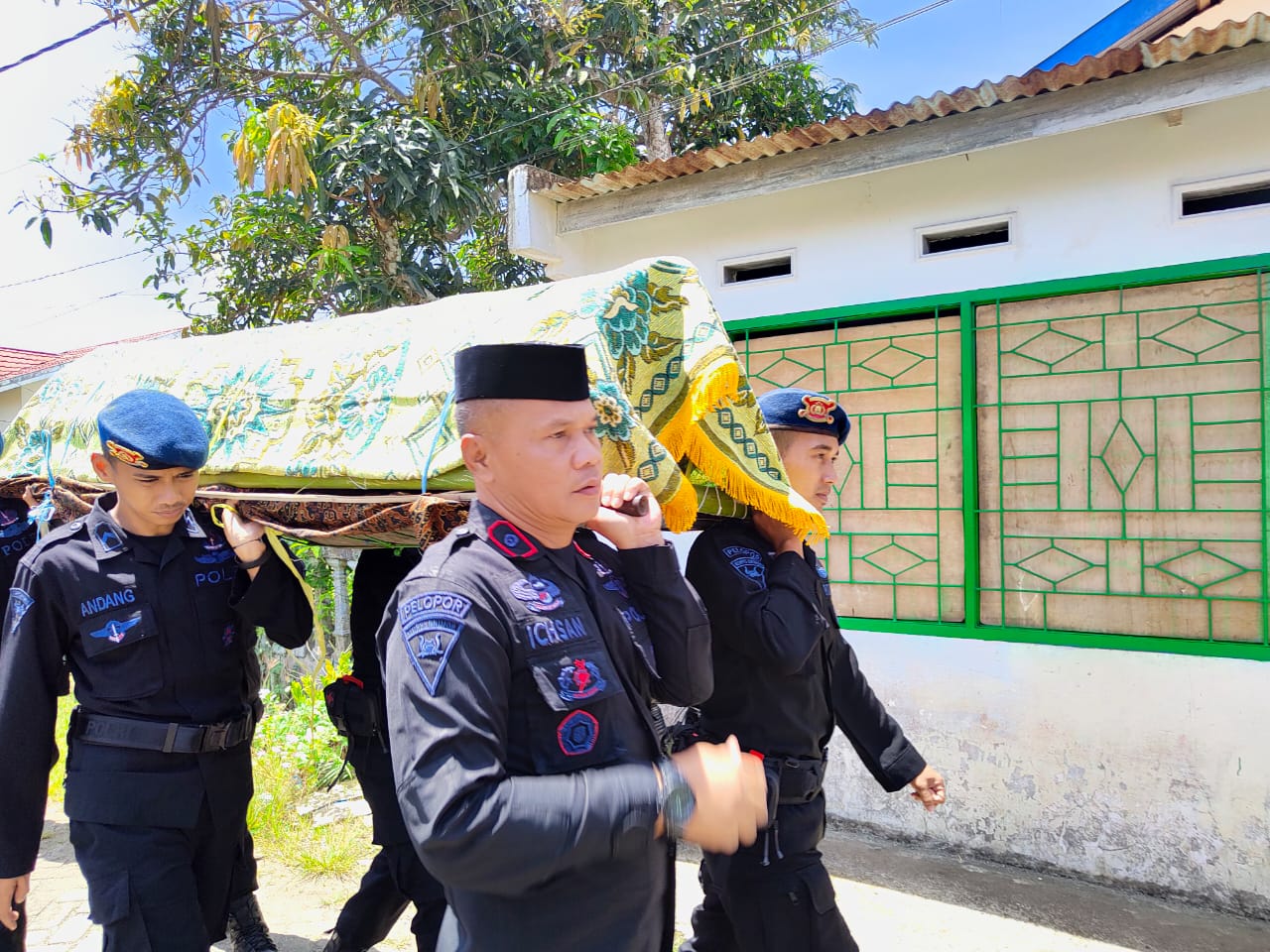Danyon Brimob Bone Usung Jenazah Orang Tua Anggotanya Hingga Liang Lahat
